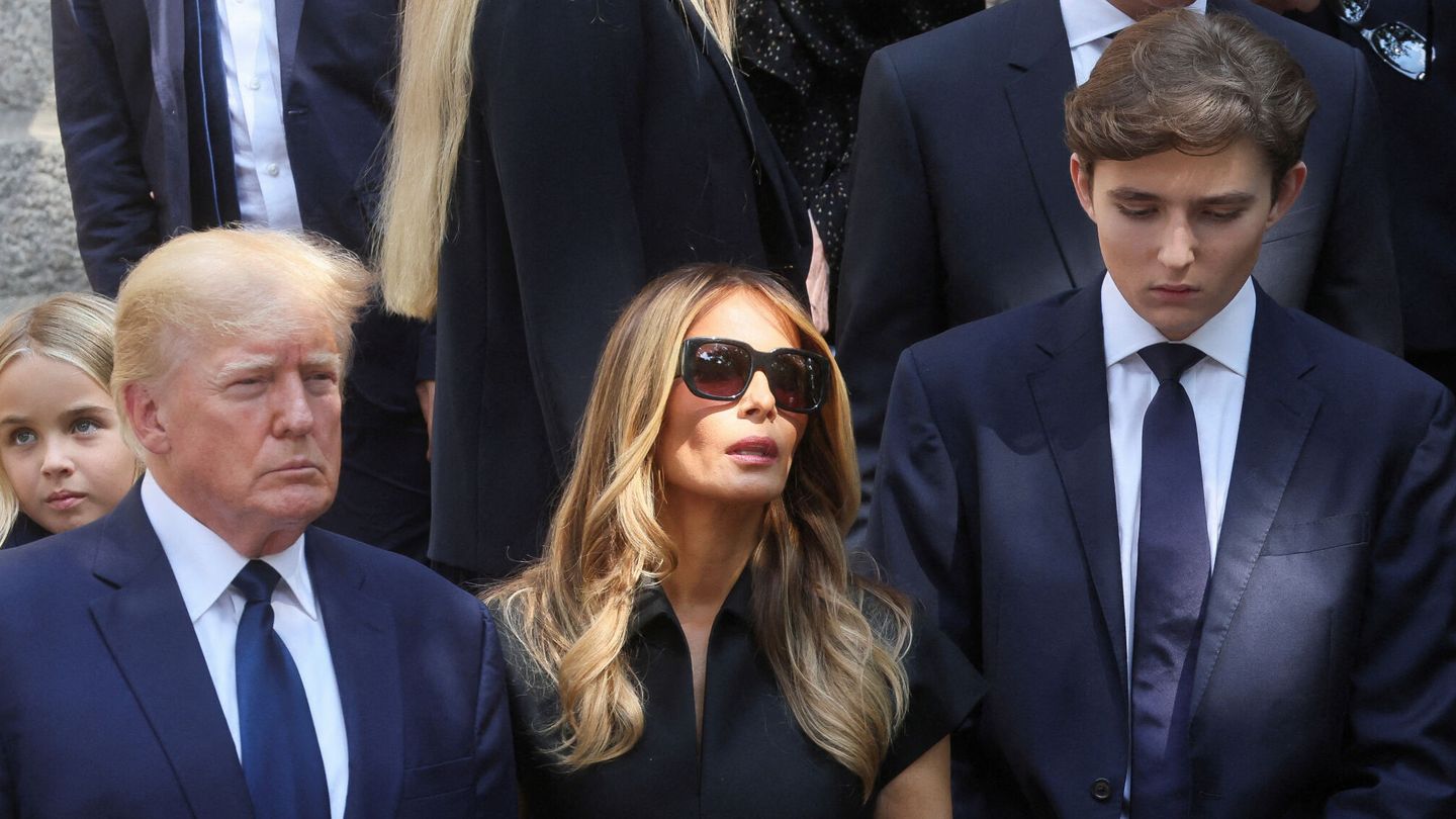 Donald Trump con Melania y su hijio Barron en el funeral de Ivana Trump en 2022. (Reuters/Brendan McDermid)
