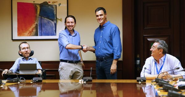 Foto: Pablo Iglesias y Pedro Sánchez se saludan durante la reunión con sus equipos en el Congreso, el pasado 17 de julio. (EFE)