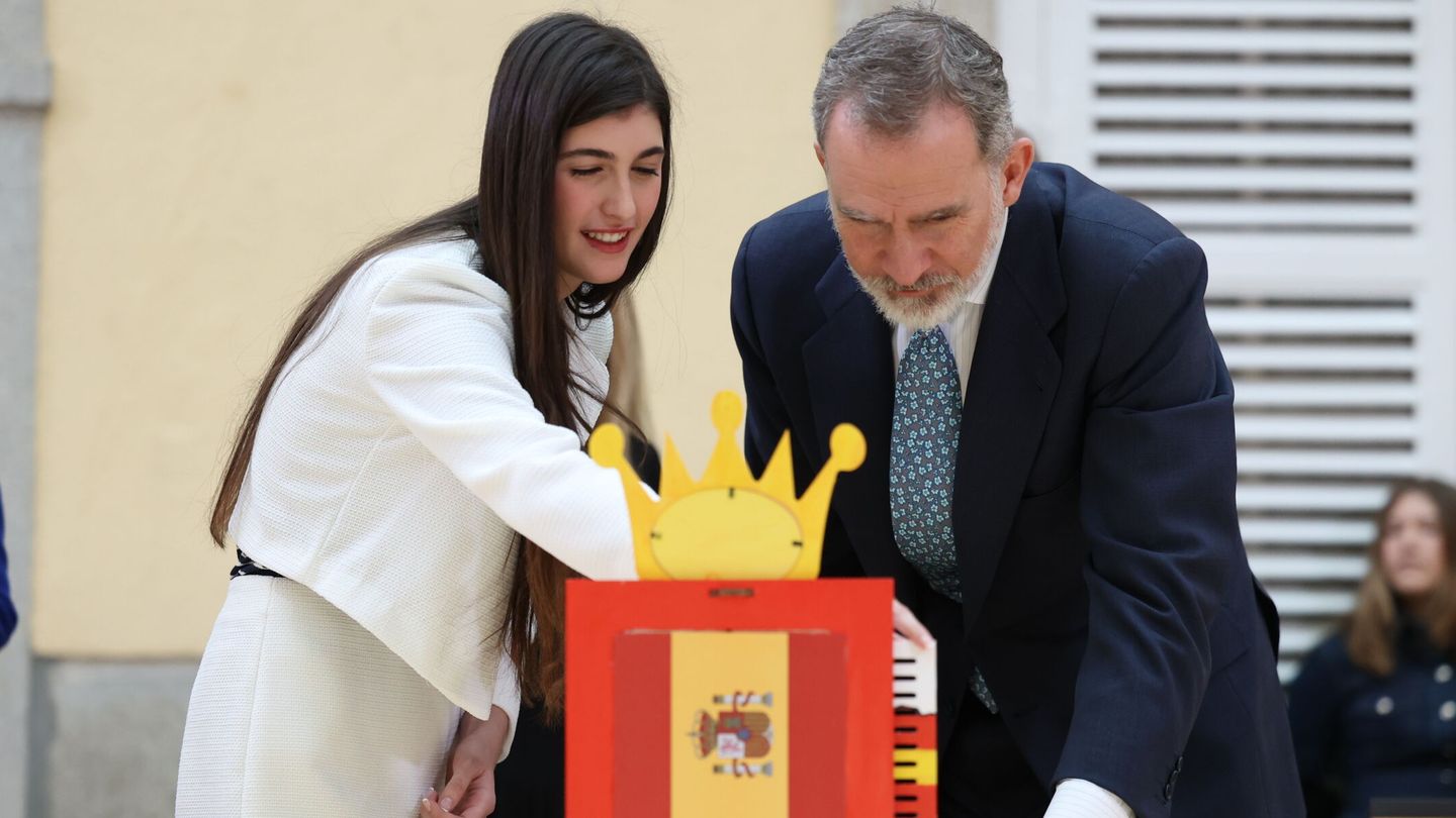 El rey Felipe VI observa algunos de los trabajos de los 40 alumnos vencedores de las dos últimas ediciones del certamen '¿Qué es un rey para ti?' en el Palacio Real de El Pardo. (Europa Press)