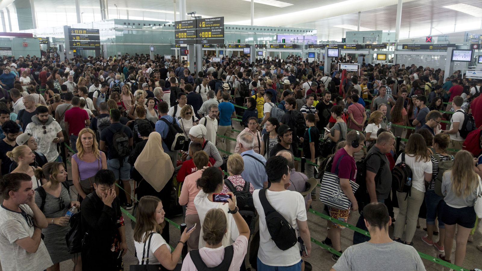 Foto: Colas en el aeropuerto de Barcelona-El Prat. (EFE)