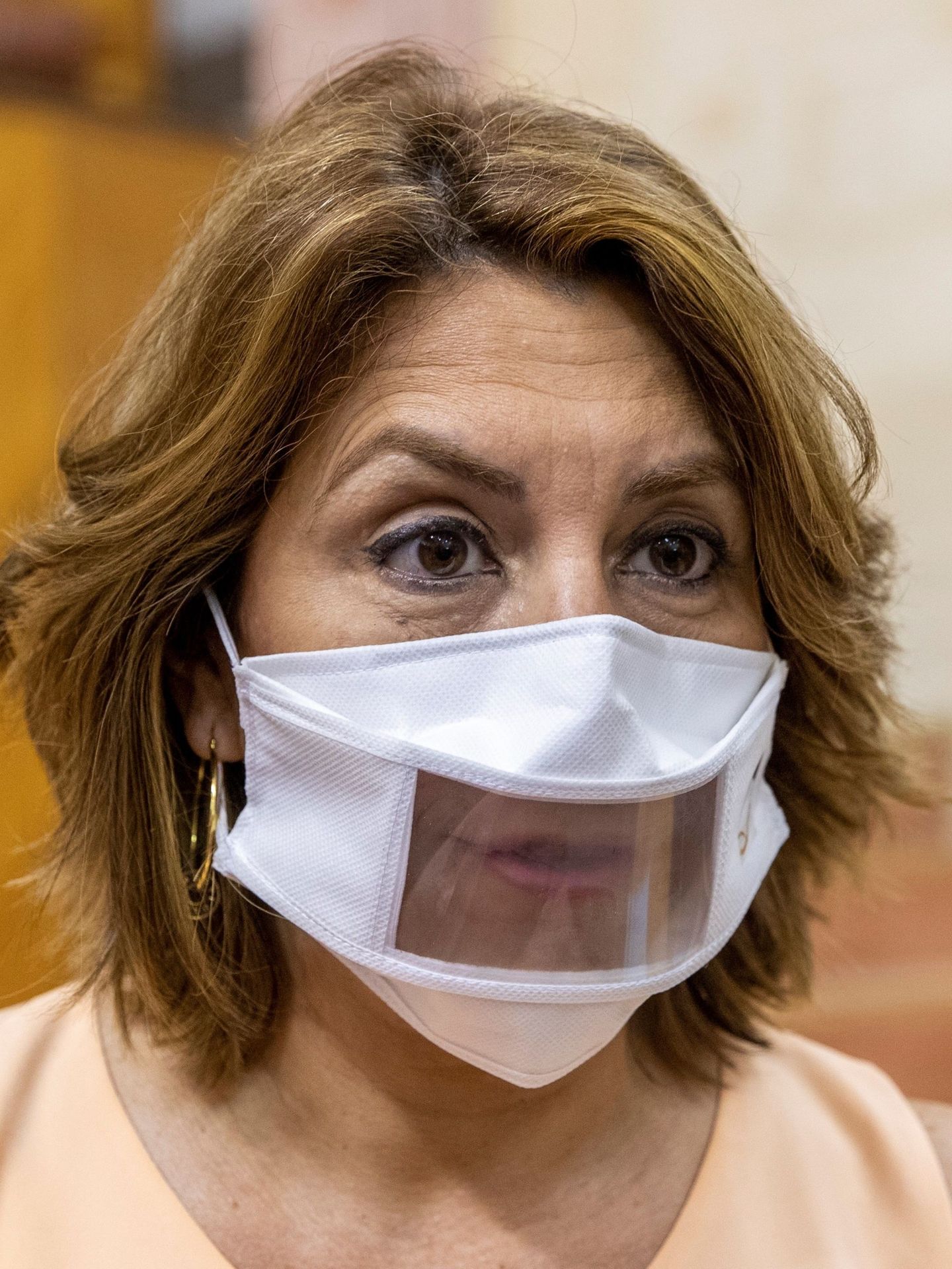 Susana Díaz lleva una mascarilla con visor para facilitar la lectura labial. (EFE)
