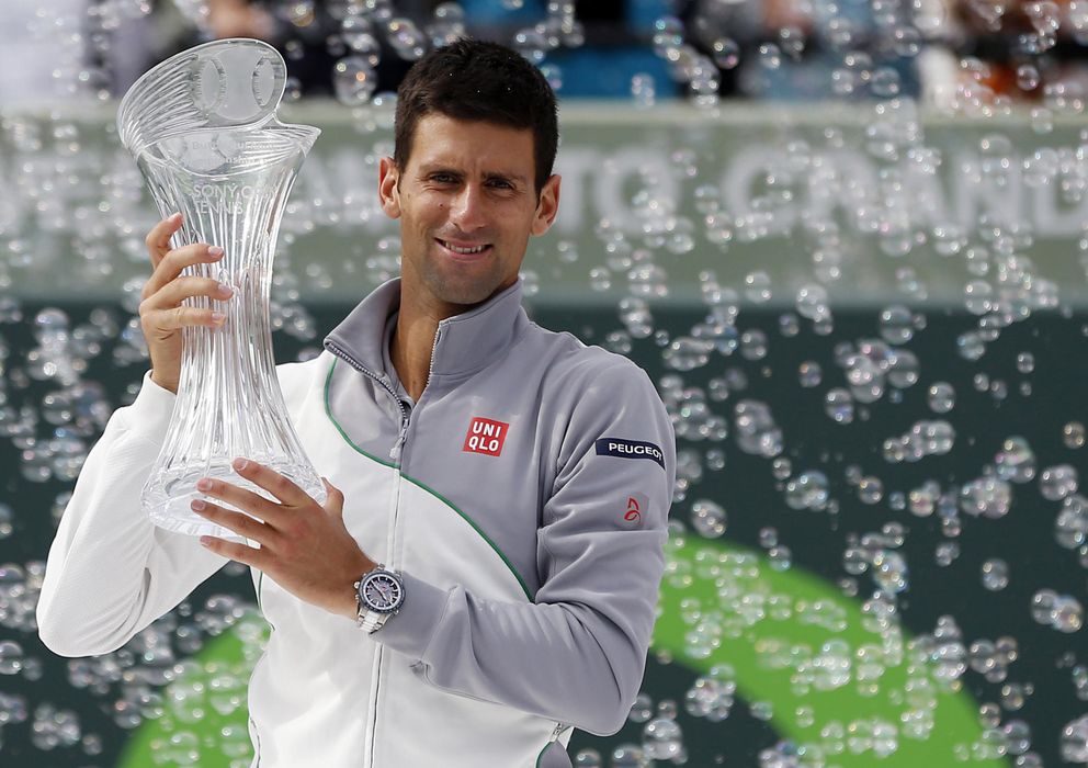 Foto: Djokovic posa con el trofeo de ganador (Efe). 