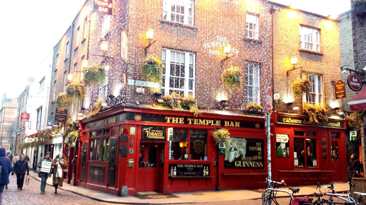Celebra San Patricio con la negra más atractiva de Dublín en los mejores pubs