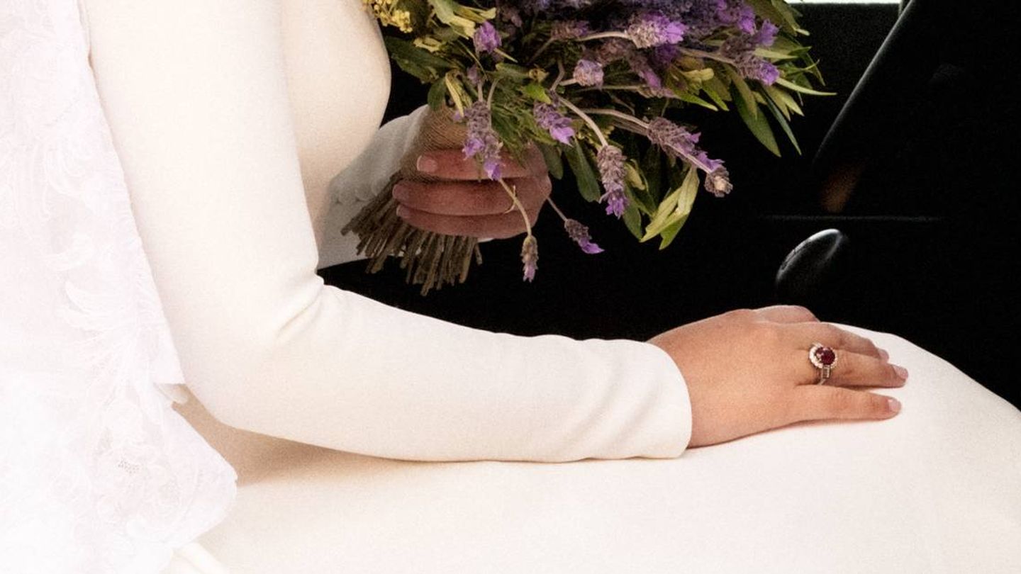 Detalle de la manicura francesa de Alejandra Ruiz en su boda. (Antonio Terrón)
