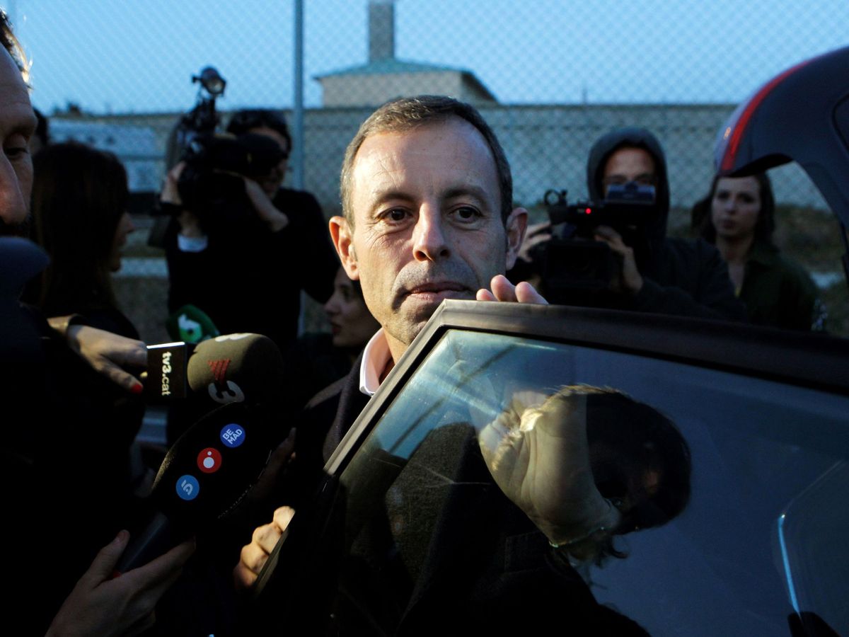 Foto: El expresidente del Barça Sandro Rosell, a su salida de la cárcel de Soto del Real. (EFE)