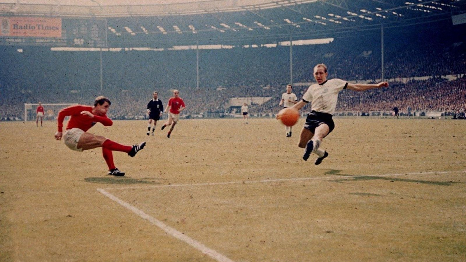 Foto: Geoff Hurst, en el momento de disparar ese balón que se convertiría en el gol fantasma más famoso de la historia.
