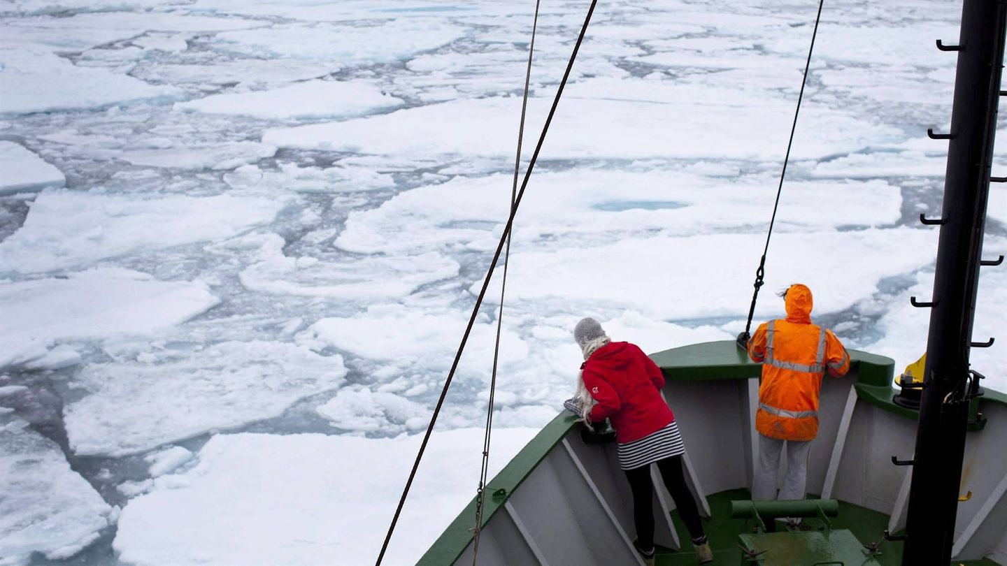 Un buque de Greenpeace surca el océano Ártico. (EFE)