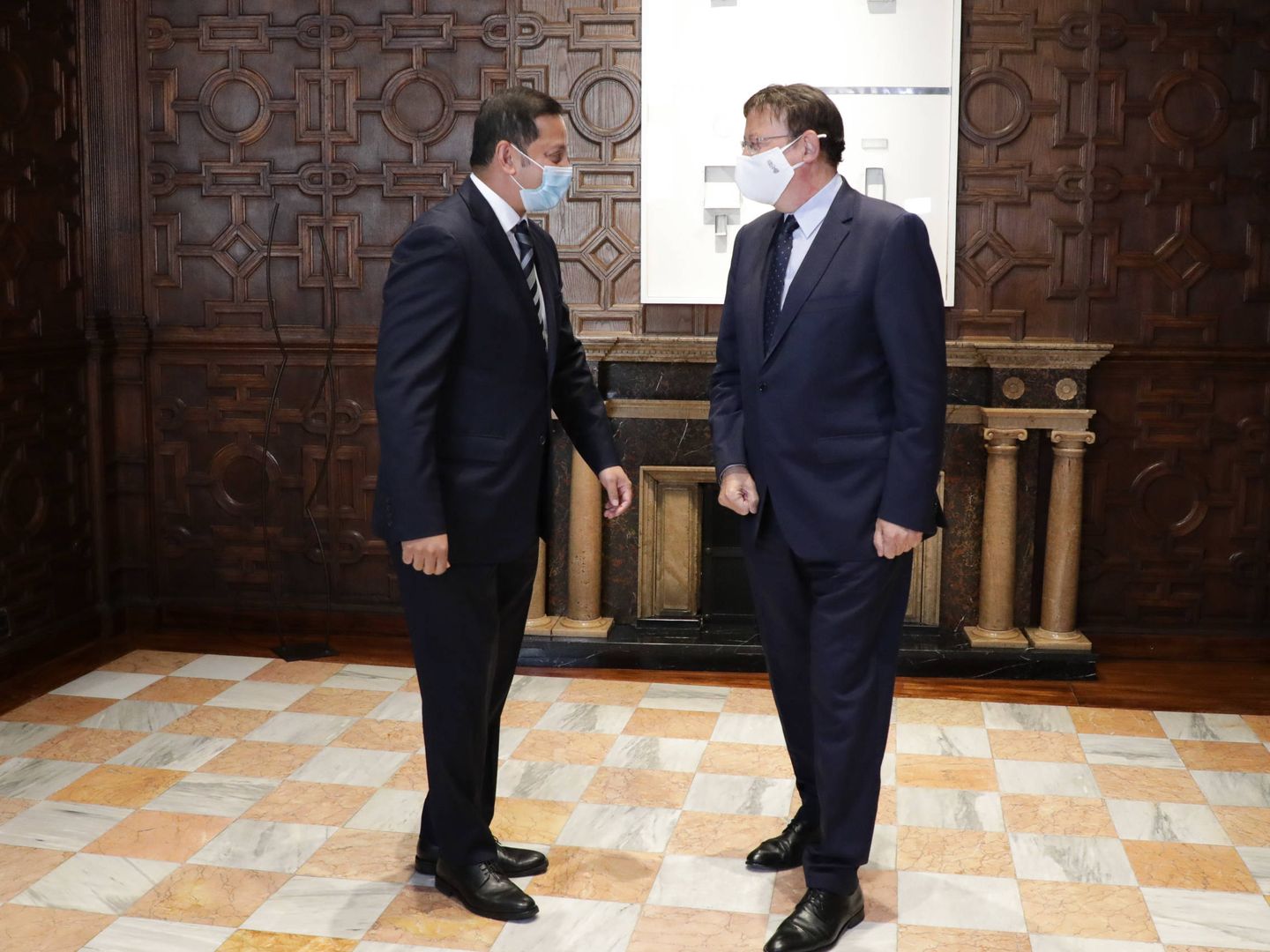 Anil Murthy, presidente del Valencia CF, con Ximo Puig, en el Palau de la Generalitat. (GVA)