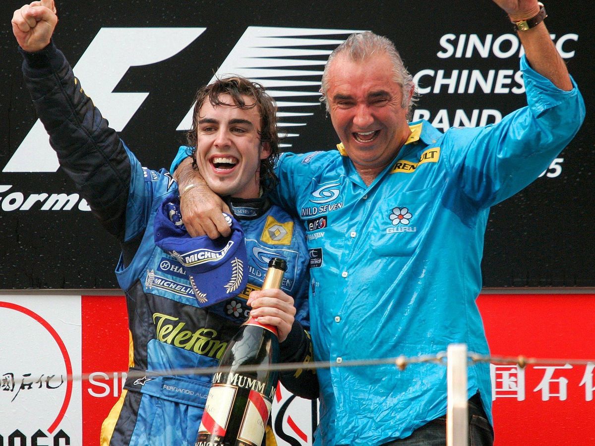 Foto: Alonso con Flavio Briatore tras ganar el GP de China de 2005 (EFE)