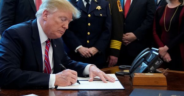 Foto: Donald Trump firma el veto. (Reuters)