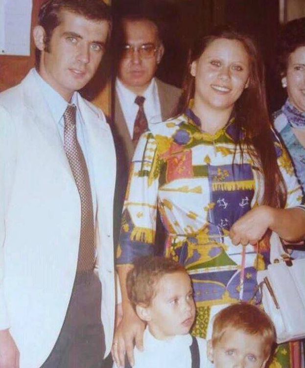 Foto: Paco León cuando era un niño con sus padres. (Instagram)