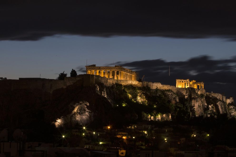 Nubarrones sobre el Partenón tras la histórica jornada electoral (Reuters)