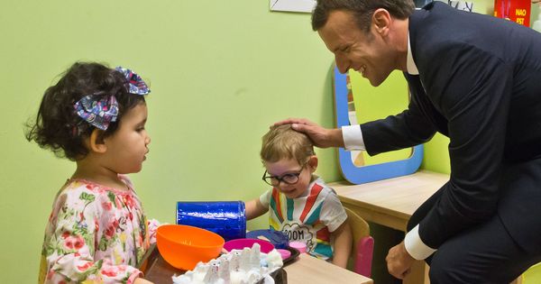 Foto: Emmanuel Macron, visitando un centro de acogida. (Reuters)