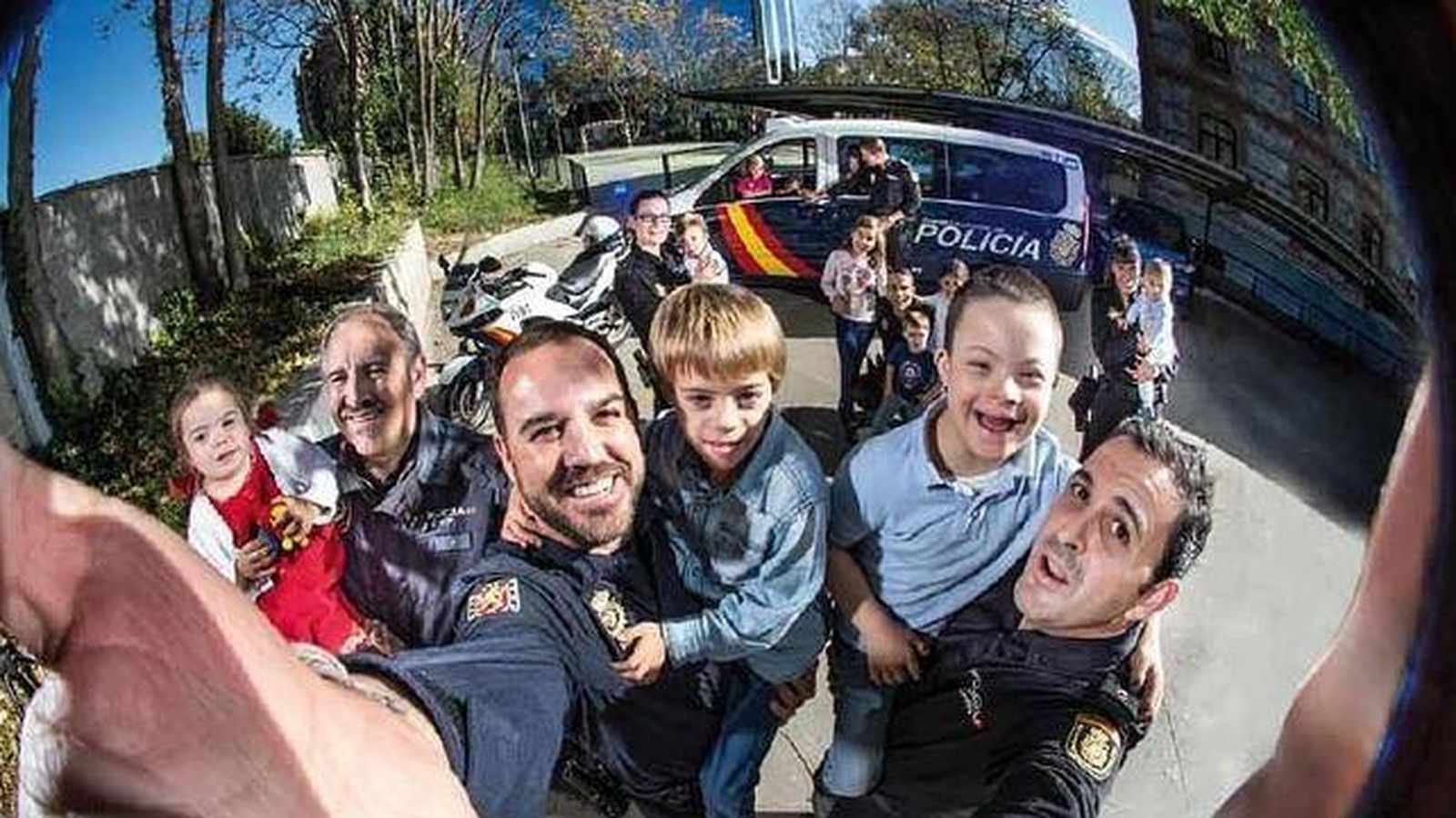 Foto: Javier Orcaray, segundo policía por la izquierda, junto a su hijo Iker, con síndrome de Down, en una de las fotos del Calendario Solidario de la Policía 2015. (Policía Nacional)