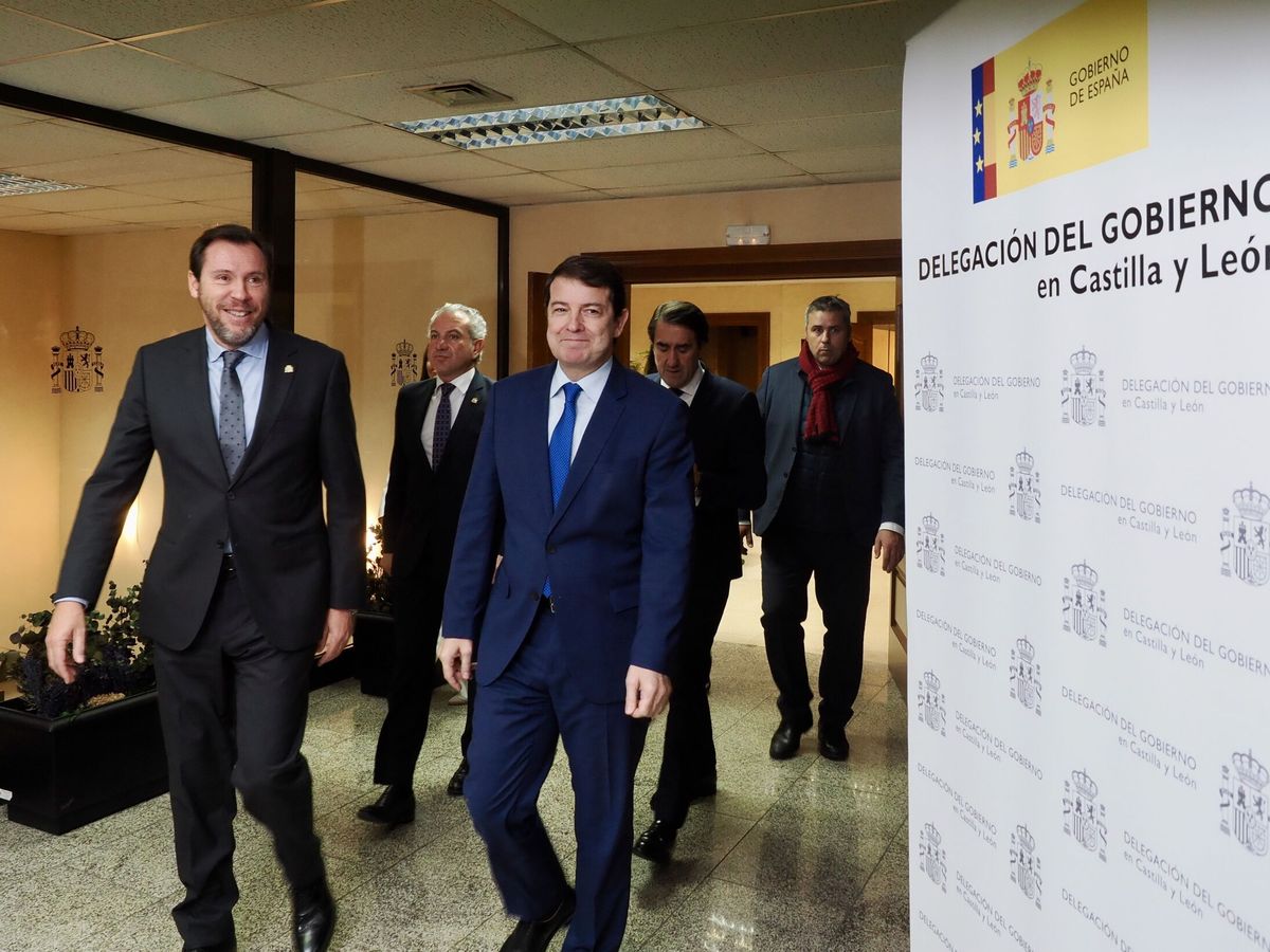Foto: Óscar Puente y Alfonso Fernández Mañueco coincidieron en la toma de posesión del delegado del Gobierno de Castilla y León. (EP/Claudia Alba)