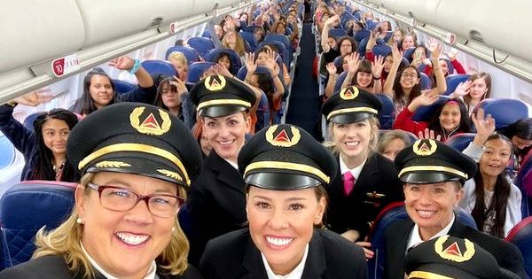 Foto: Una tripulación solo femenina para llevar a la próxima generación de mujeres piloto (Foto: Twitter/Delta)