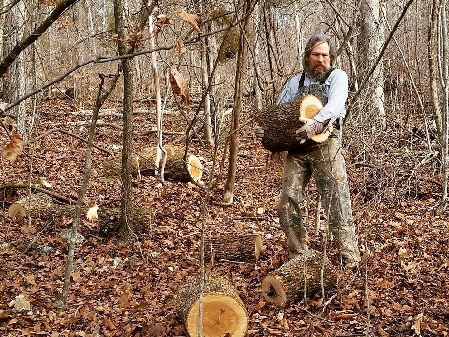 Darren Burrows, cortando troncos en su finca de Misuri.
