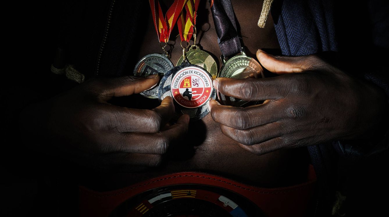 Ousmani muestra su más de media decena de medallas. (A. M. V.)