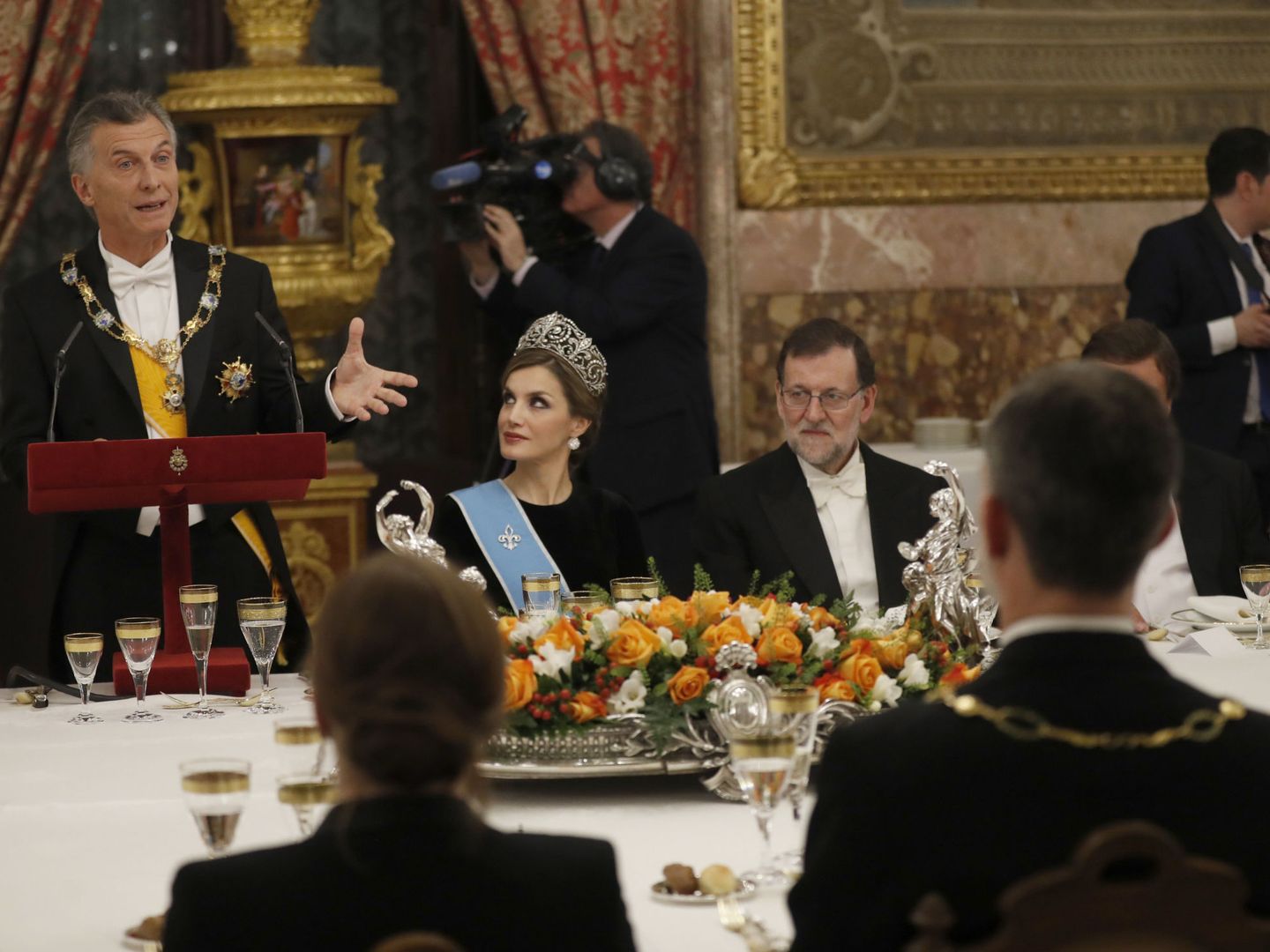 El presidente de Argentina, Mauricio Macri, junto a la Reina y Mariano Rajoy en el Palacio Real. (EFE)