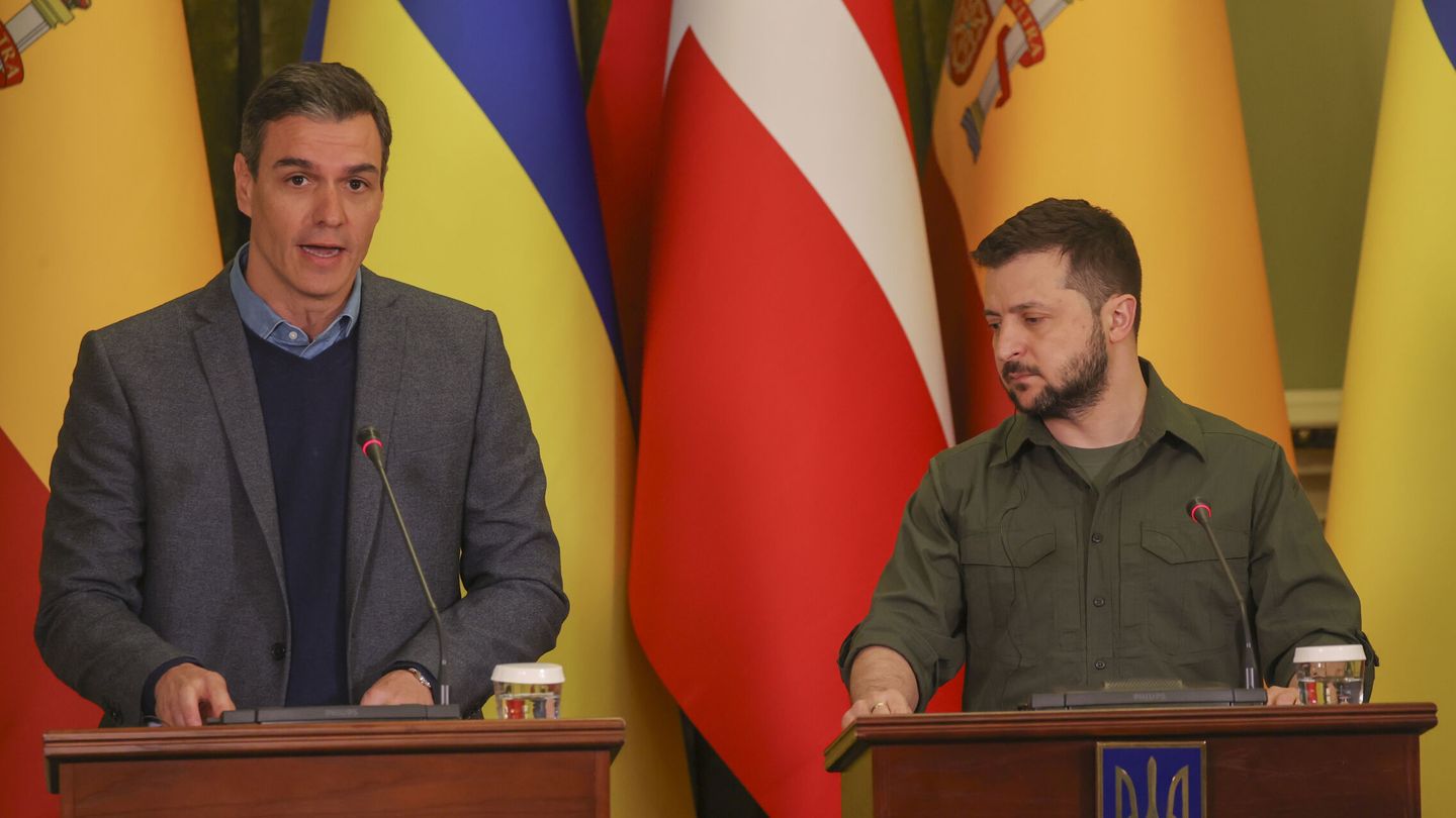 El presidente del Gobierno, Pedro Sánchez, y el presidente de Ucrania, Volodímir Zelenski. (EFE)