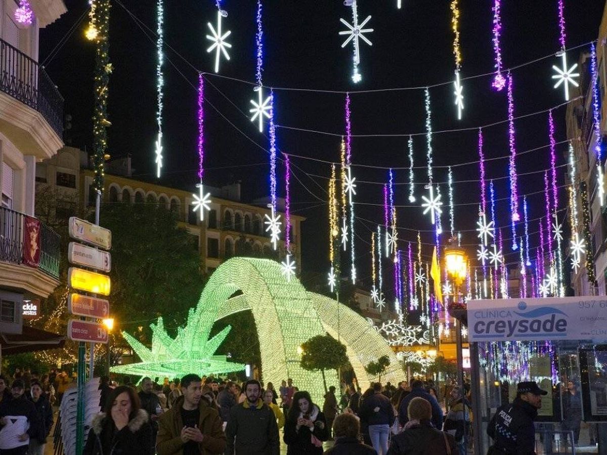 Foto: Iluminación navideña en Puente Genil (Córdoba).