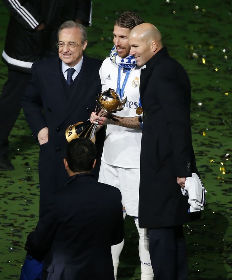 Foto: Florentino Pérez, junto a Ramos y Zidane, con el trofeo del Mundial de Clubes. (REUTERS)