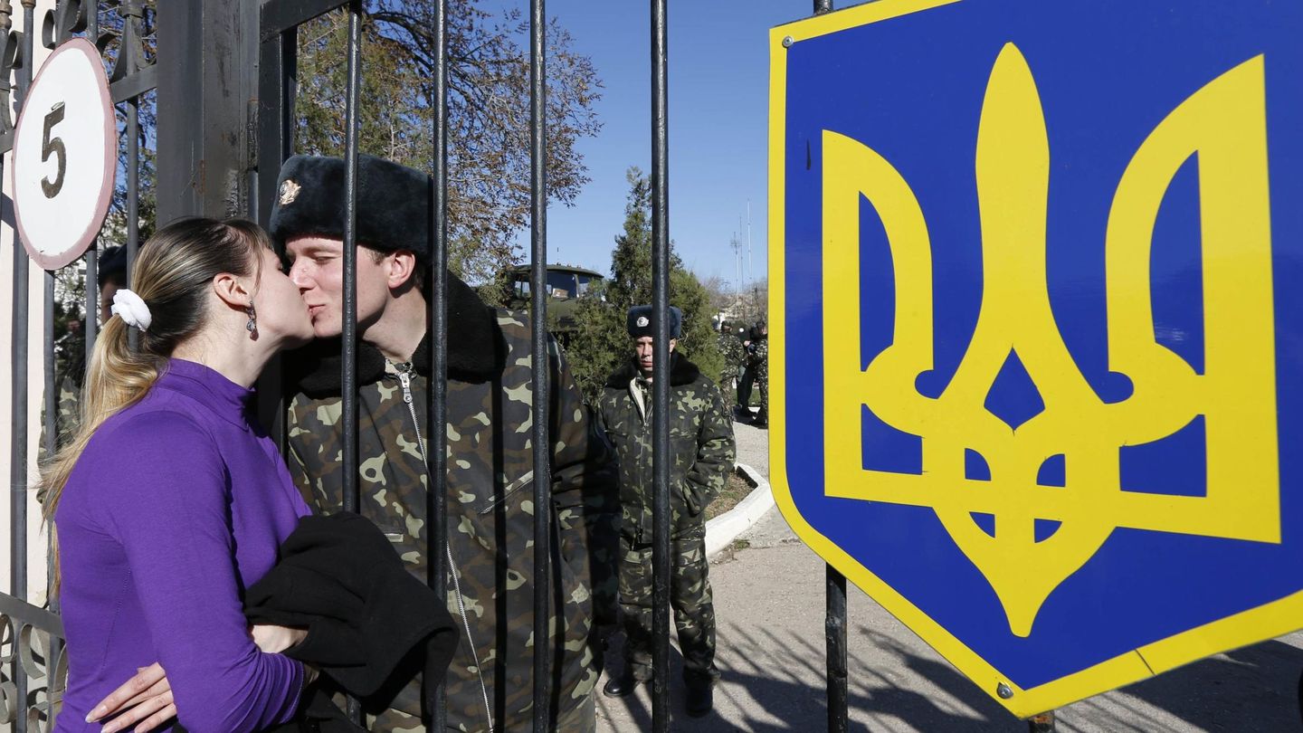 Un soldado ucraniano besa a su pareja desde el interior de un cuartel en Lyubimovka, Crimea (Reuters).