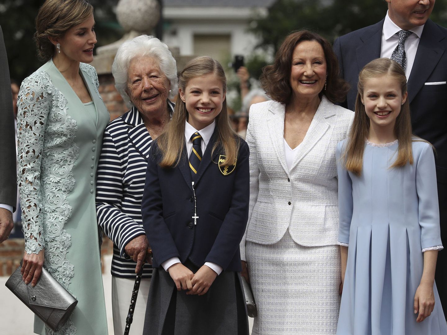 La infanta Sofía, junto a su madre, su hermana, su abuela y bisabuela maternas y el príncipe Konstantin de Bulgaria, el día de su primera comunión. (EFE/Ballesteros)