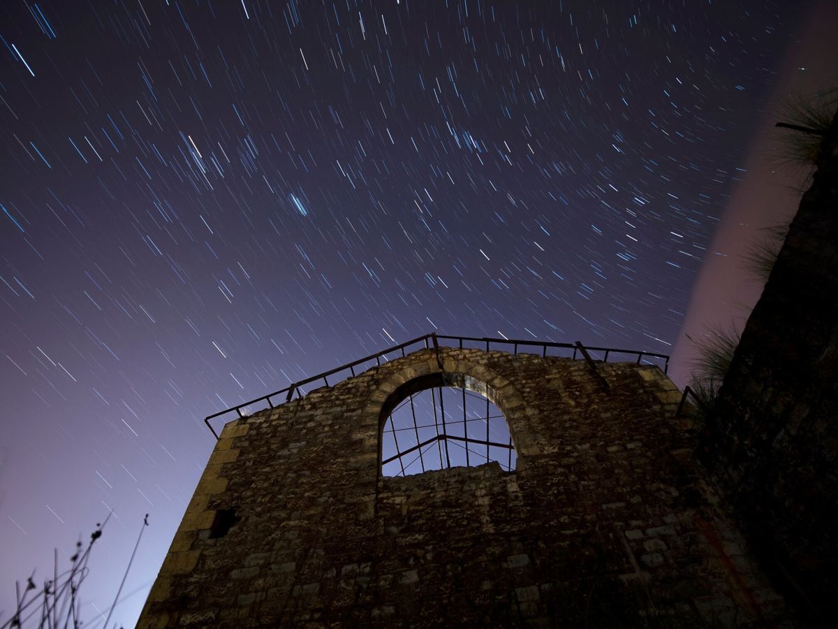 Foto: Primera lluvia de estrellas del año (cuádrantidas) en la localidad cántabra de Hinojedo. (EFE/Pedro Puente Hoyos) 