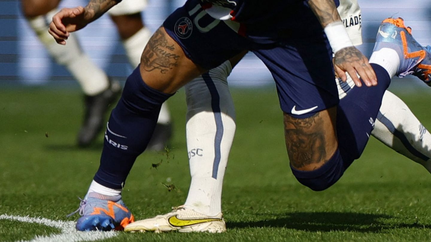 Neymar se tuerce el tobillo durante el partido que disputaron el PSG y el Lille de Ligue 1. (REUTERS/Sarah Meyssonnier).