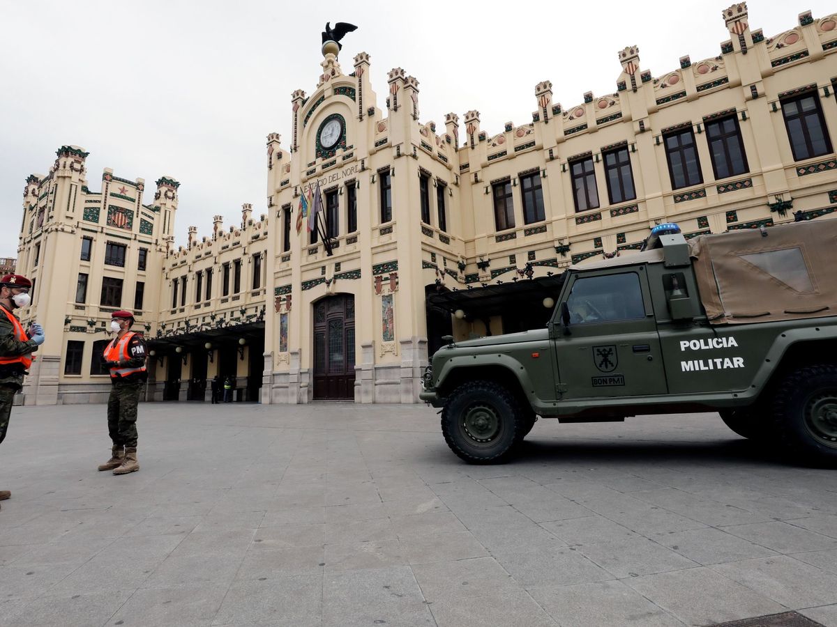 Foto: Una patulla de la Policía Militar en la estación de tren de Valencia. (EFE)