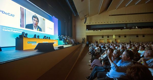 Foto: El expresidente catalán Carles Puigdemont interviene por videoconferencia en la jornada de clausura de la primera Asamblea Nacional del PDeCAT, este fin de semana. (EFE)