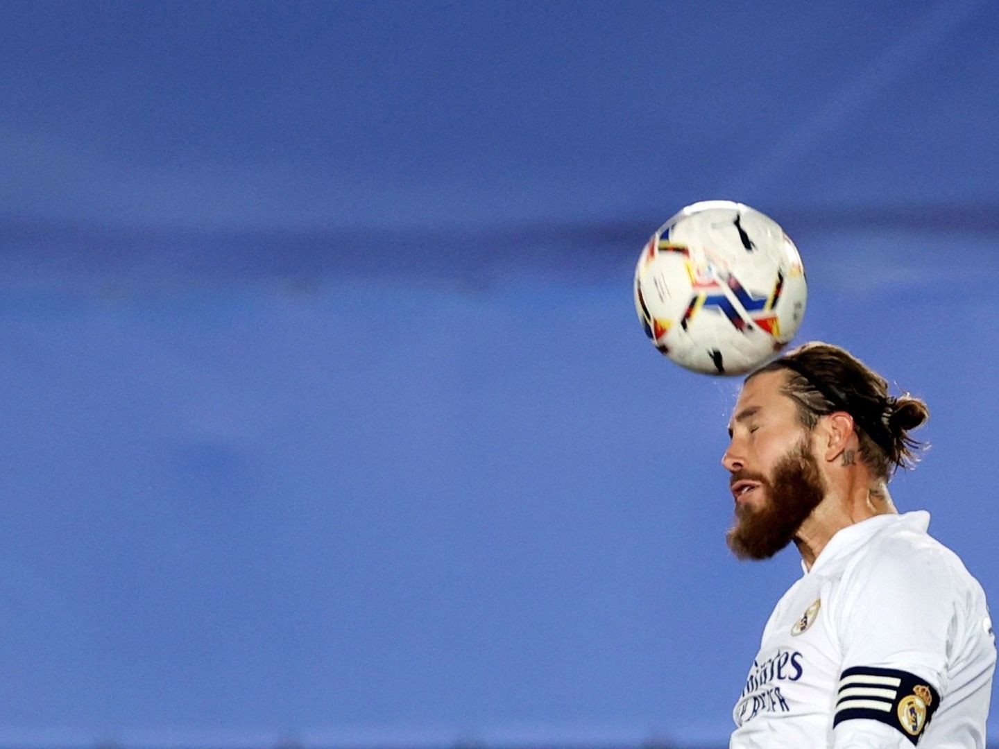 Sergio Ramos despeja de cabeza en el partido contra el Valladolid. (Efe)