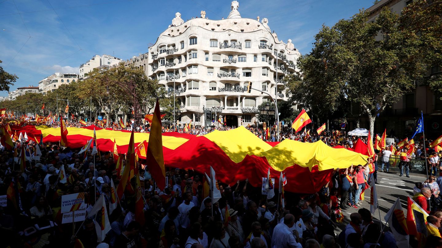 Los manifestantes constitucionalistas despliegan una gran bandera de España en Barcelona.(Reuters)