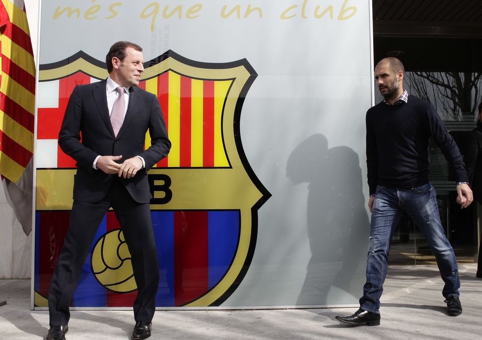 Foto: El presidente azulgrana Sandro Rosell posa junto al escudo del Barcelona.