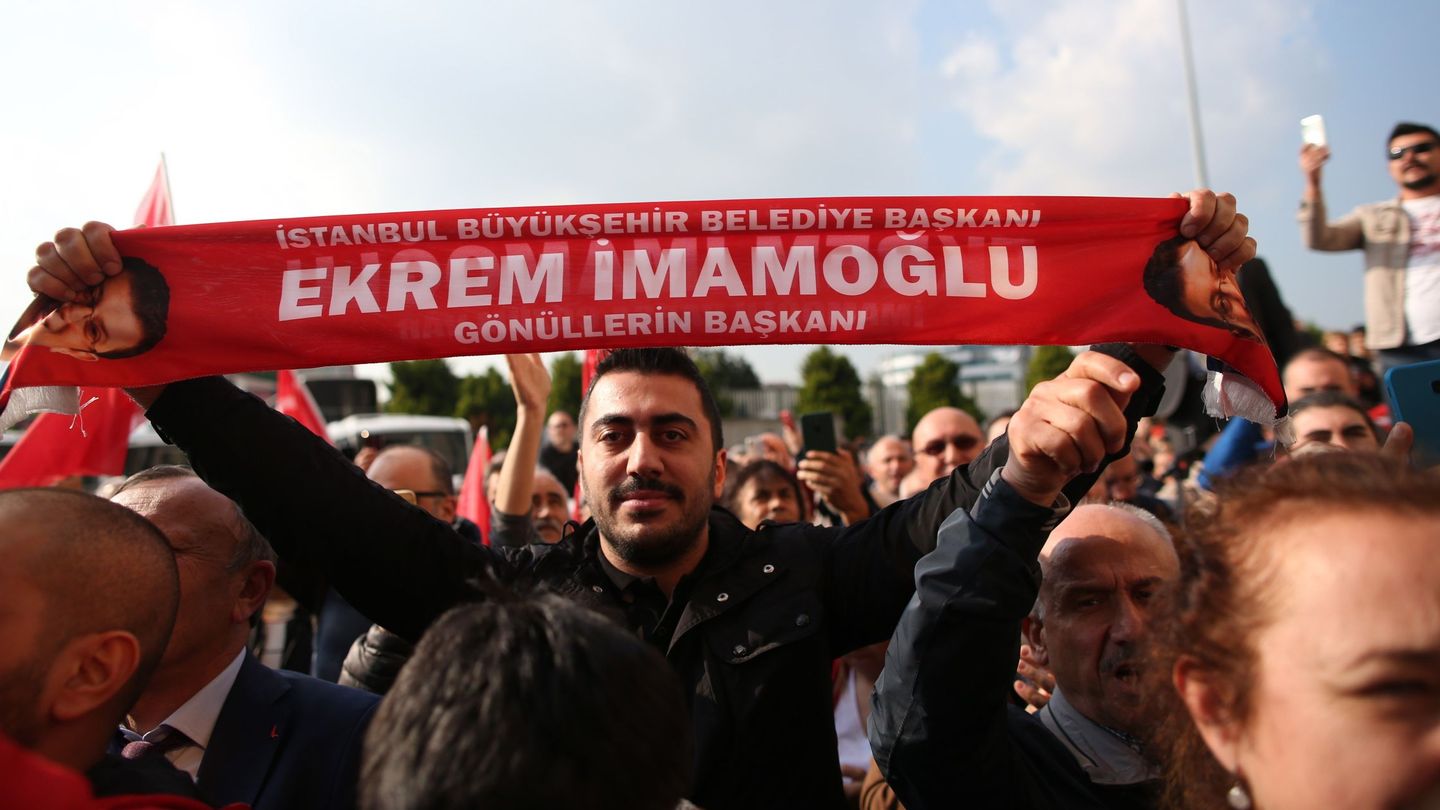 Seguidores del nuevo alcalde electo de Estambul, Ekrem Imamoglu, esperan su llegada. (EFE)