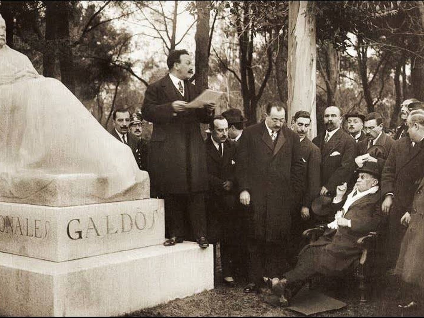 Galdós, sentado, en la inauguración de su estatua en El Retiro 