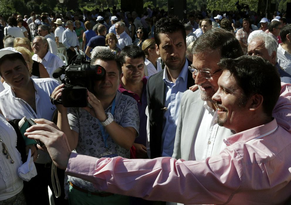 Foto: Mariano Rajoy (2-d), se fotografía con un simpatizante tras el tradicional acto de apertura del curso político. (EFE)