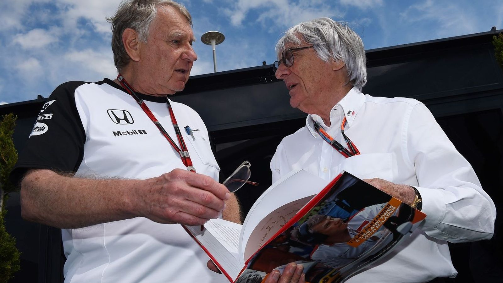 Foto: Tyler Alexander (i), dialogando con Bernie Ecclestone (FOTO: McLaren)