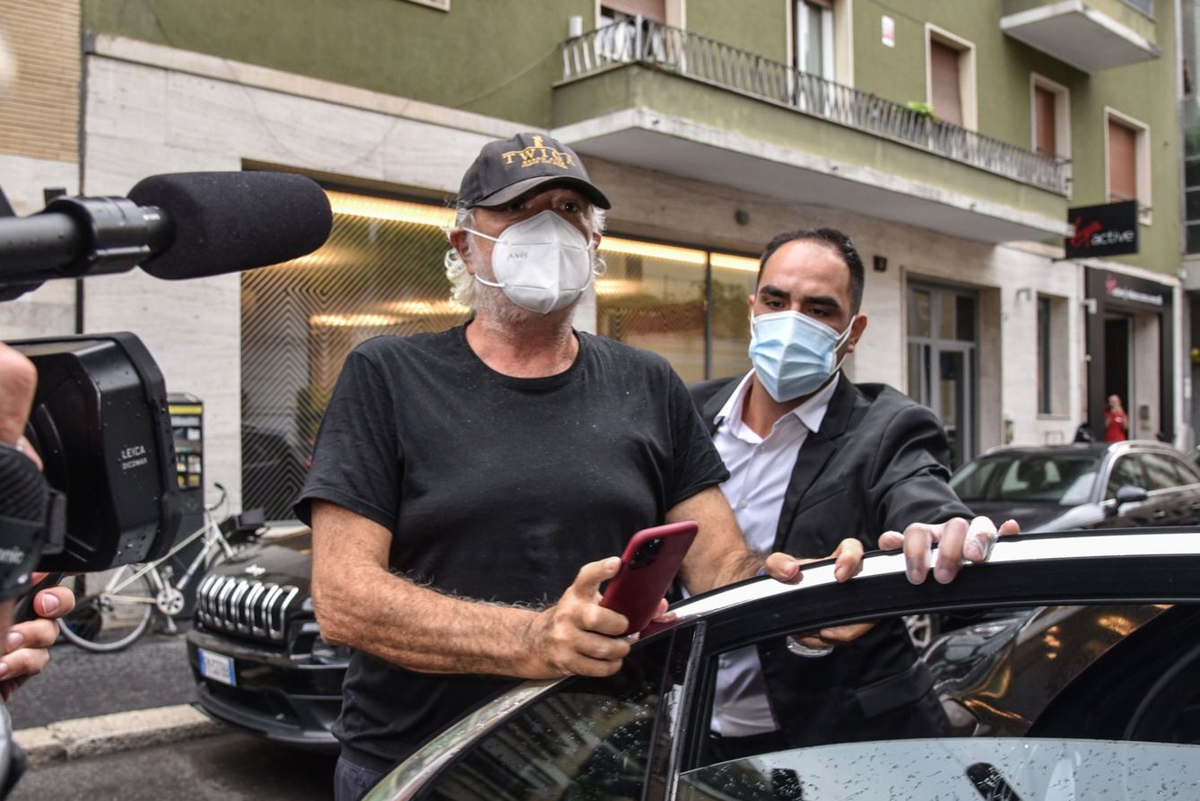 Flavio Briatore, saliendo del hospital en Milán. (EFE)