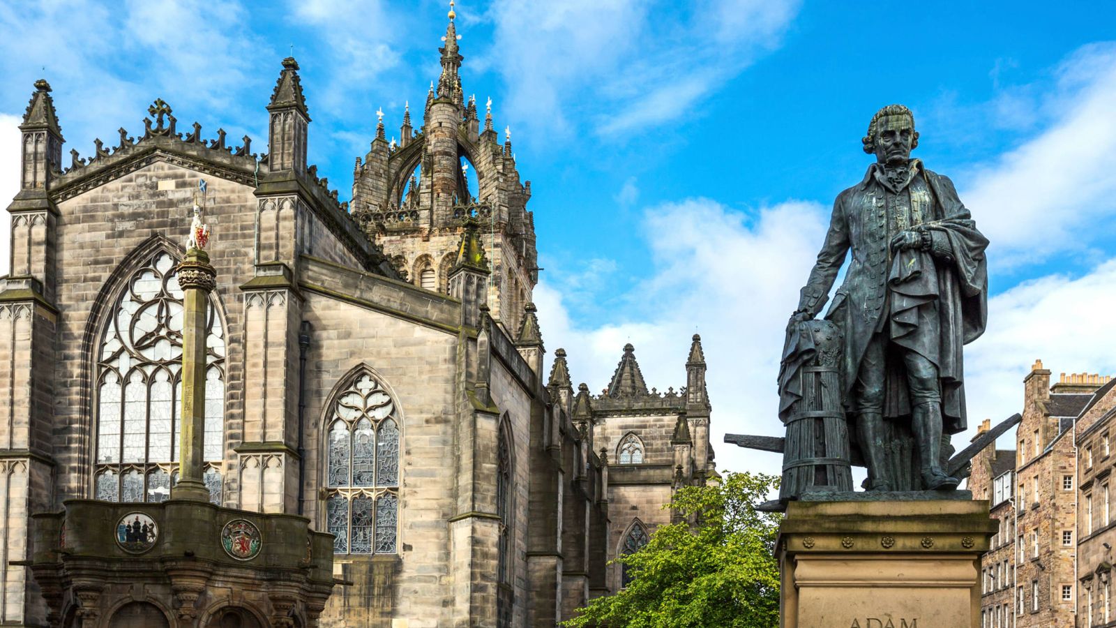 Foto: El monumento a Adam Smith en Edimburgo. (iStock)