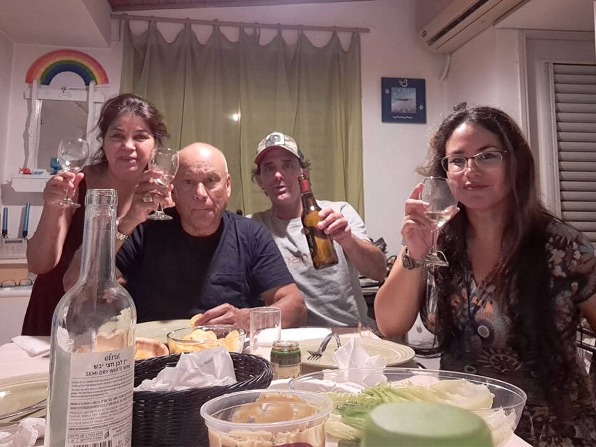 Foto: Imagen de Iván y Dafna junto a los padres de ella en Israel. (Cedida por la familia)