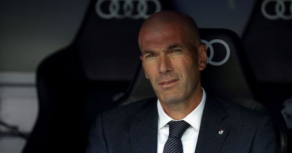 Foto: Zidane en el banquillo del Bernabéu. (Efe)