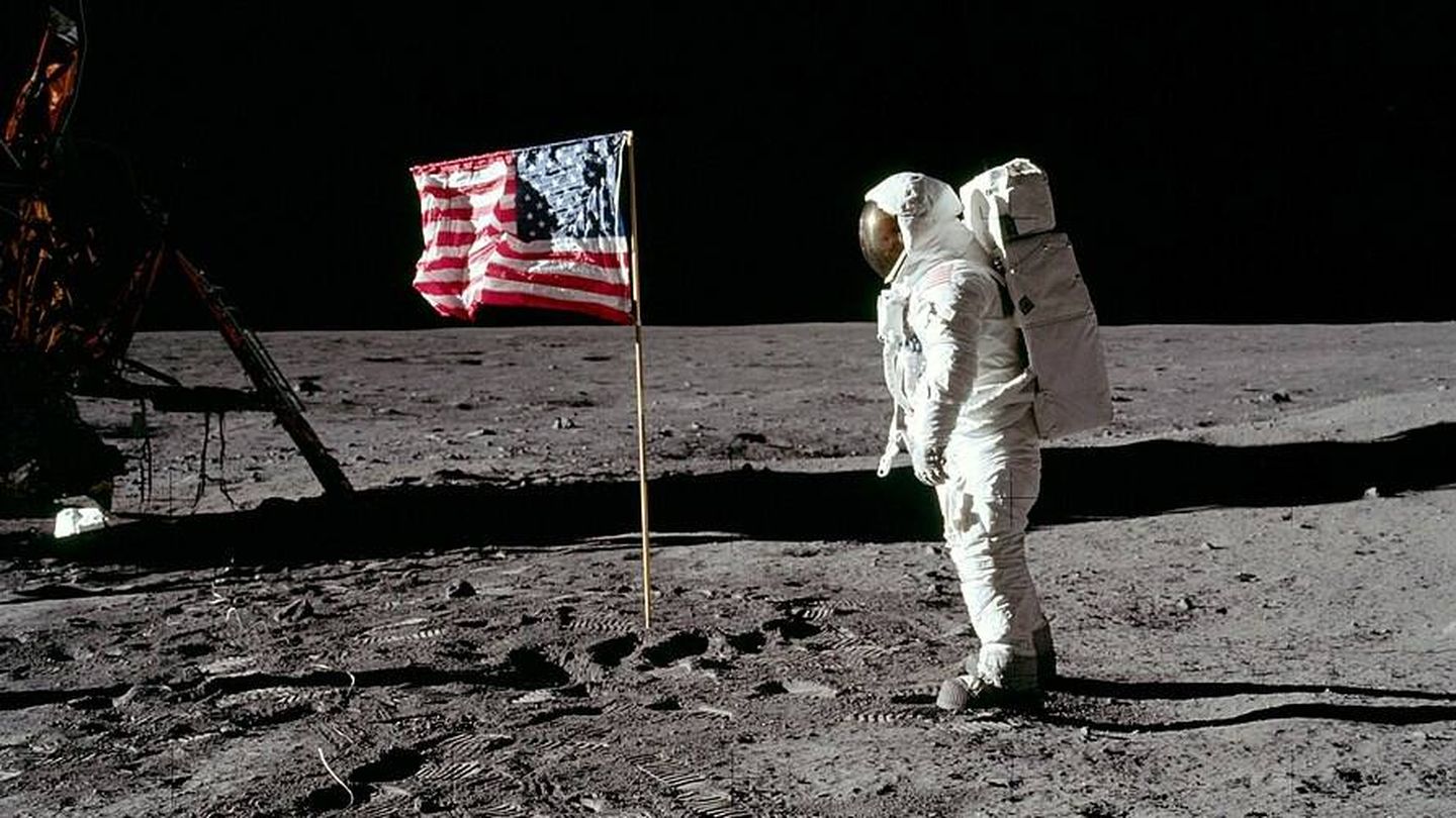 El astronauta del Apolo 11 Edwin Aldrin posa para una foto junto a la bandera de Estados Unidos en la Luna. (Wikimedia)