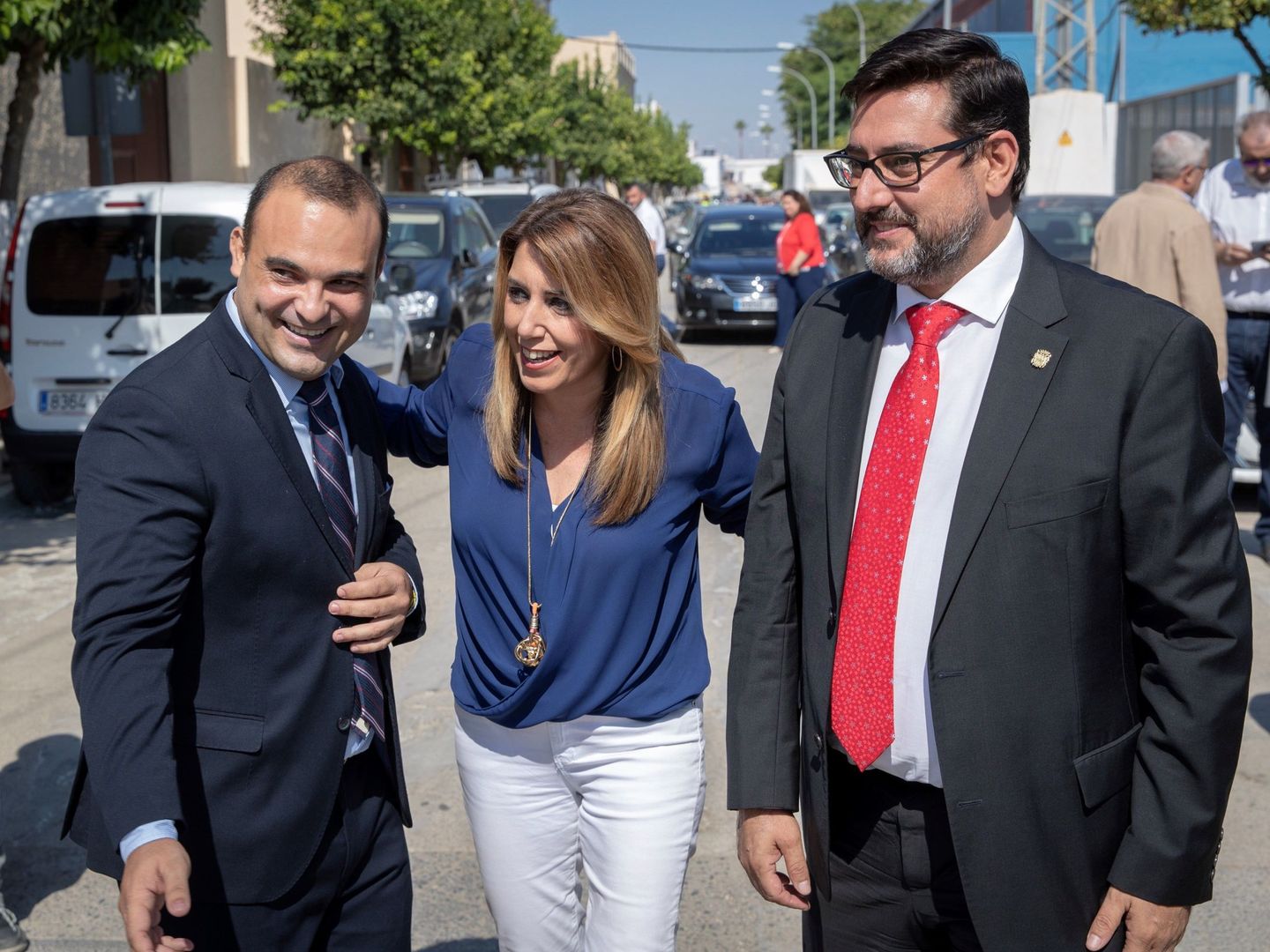 La presidenta andaluza, Susana Díaz, junto a los alcaldes de El Palmar de Troya, Juan Carlos González (i), y de Utrera, José María Villalobos (d), este 3 de octubre. (EFE)