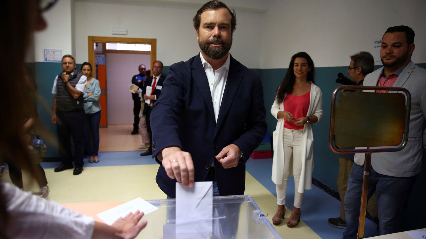 Iván Espinosa de los Monteros acude a votar al Colegio San Agustín de Madrid. (EFE/Chema M.)