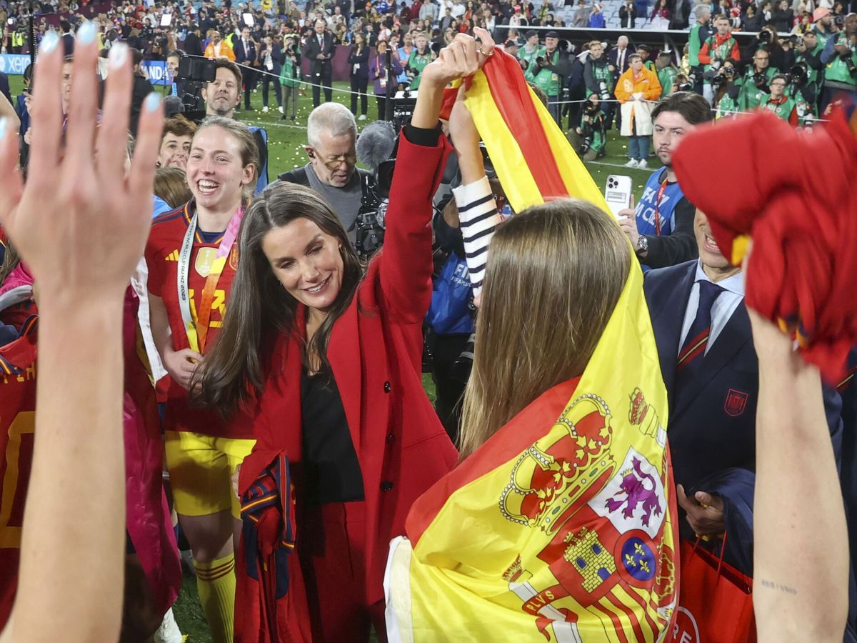 Foto: La reina Letizia, junto a la infanta Sofía celebrando la victoria española. (EFE)