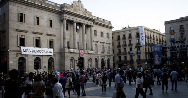 Foto: Pancarta colgada en el mes de septiembre, posteriormente retirada, en la fachada del Ayuntamiento de Barcelona. (EFE)