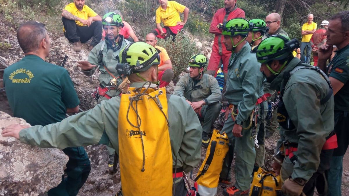 Rescatan a la espeleóloga herida en una cueva de María (Almería)