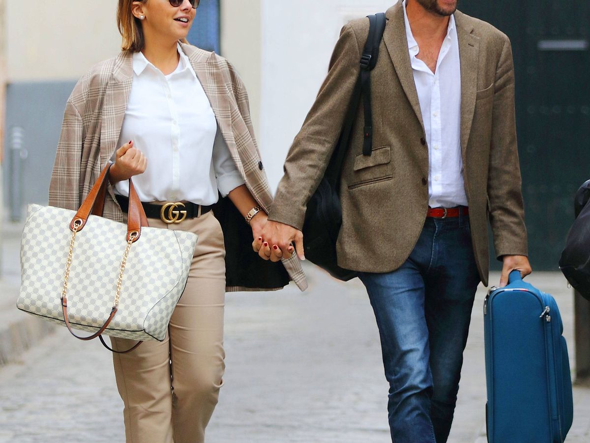 Foto: Chenoa y su prometido llegando a Sevilla (Lagencia Grosby)